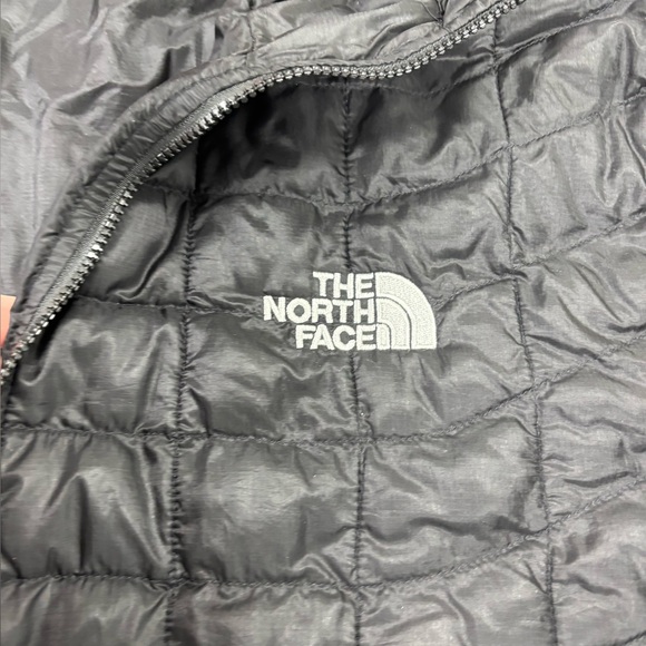 Good Used Condition North Face Men’s Black Quilted Hooded Jacket. Size Large - Picture 3 of 8